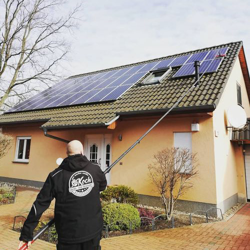 Stark verschmutzte Solaranlage, die dringend gereinigt werden Sollte, um die Effizenz der PV-Anlage wieder herzustellen